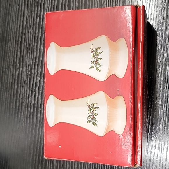 NIKKO CHRISTMAS SALT AND PEPPER SHAKERS WITH BOX. - Picture 6 of 9